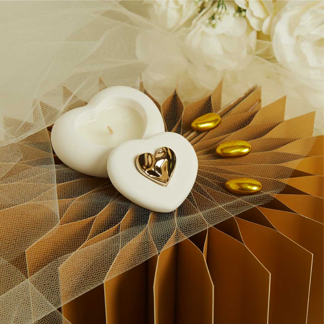 26293-CAND - scatolina cuore con candela9x8,5x4  e applicazione oro