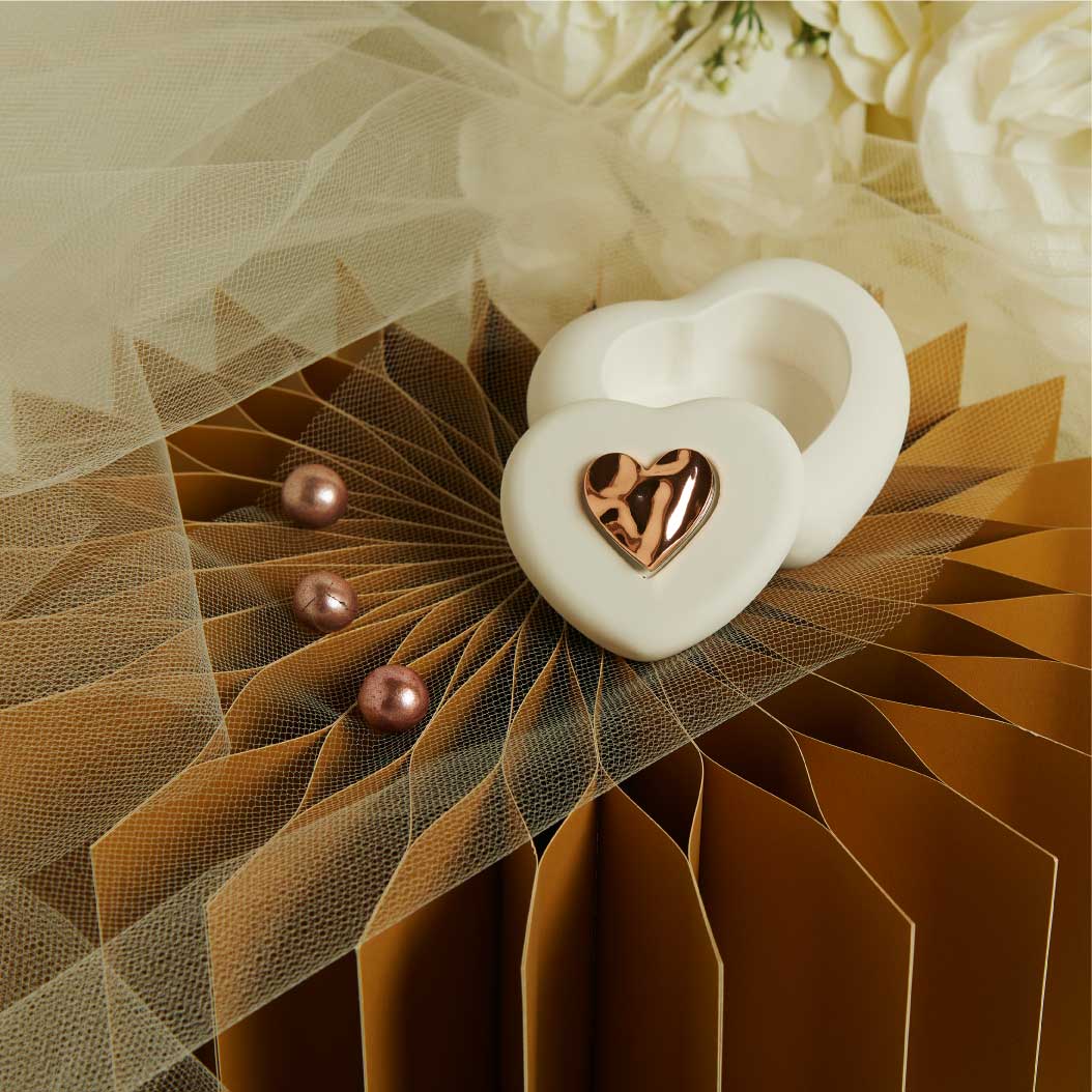 26291 - scatolina cuore senza candela 9x8,5x4 con applicazione oro rosa