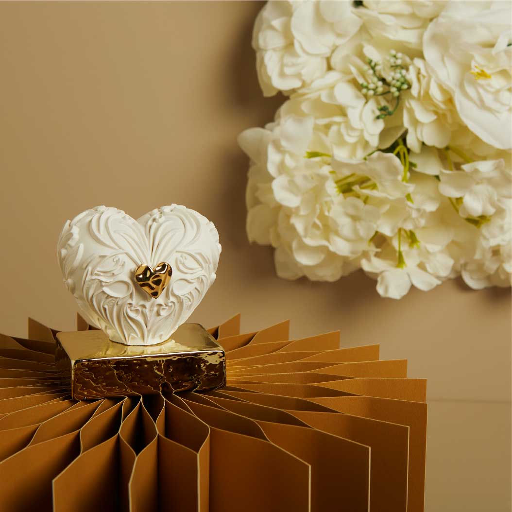 26263 - cuore in gesso su base oro con applicazione 7,6x9x5,5