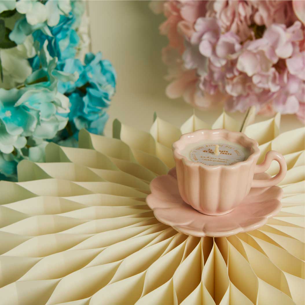 26222 - candela in tazza con piattino rosa tazza 6x8x4,9 piatto 11,5x1,5